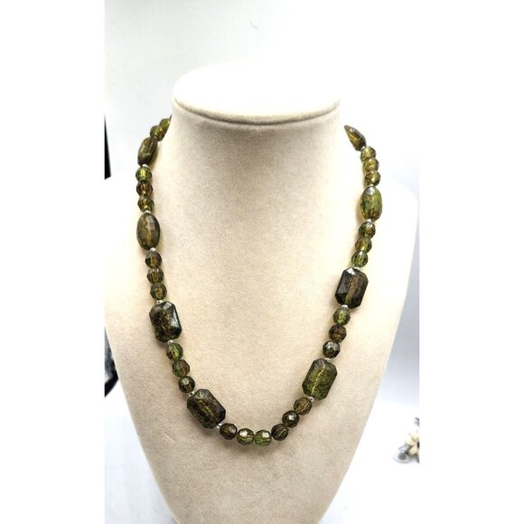 Green Acrylic Beaded Necklace With Toggle Chain - Picture 2 of 3
